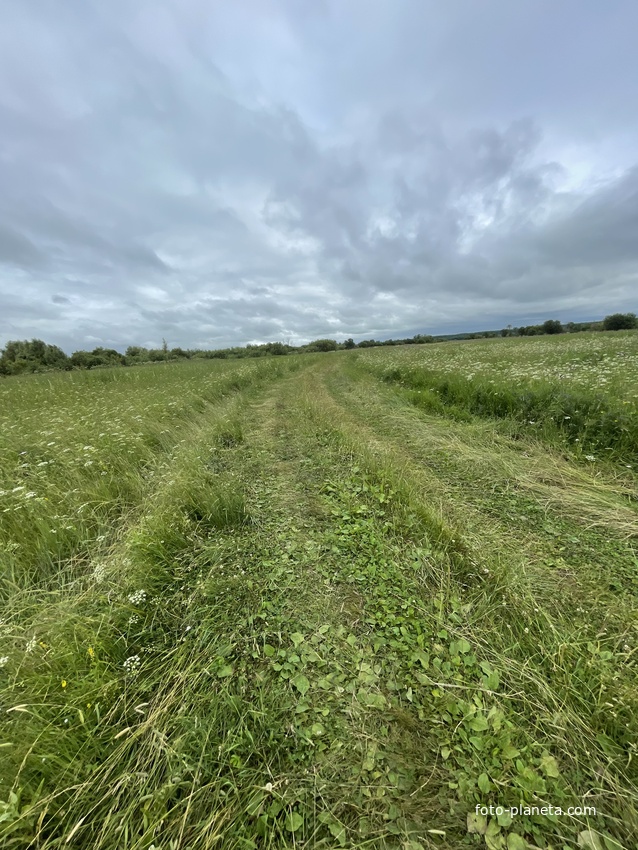 Через мост продолжается ровная дорога бывшего Сибирского тракта