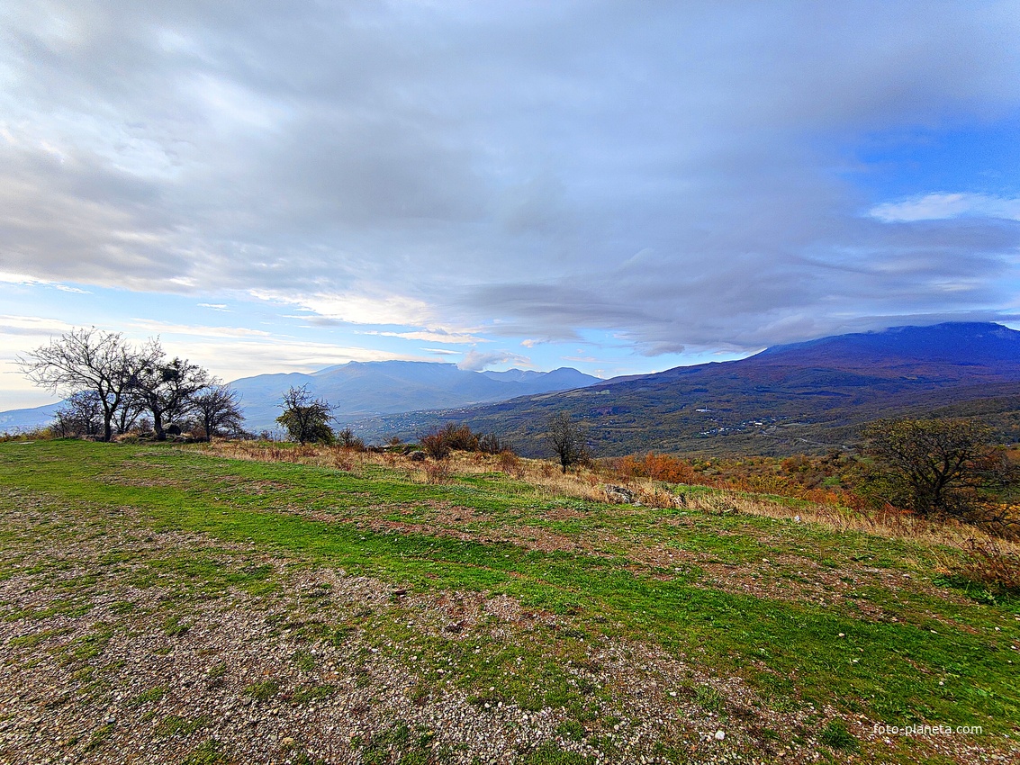 Вид с подножия Демерджи на хребет Чатыр-Даг.