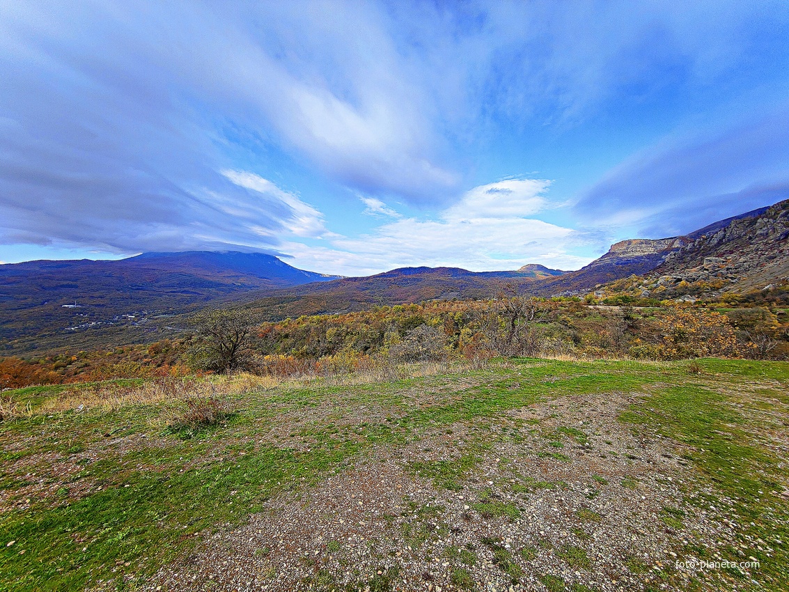 Склоны Демерджи, слева - массив Чатыр-Даг.