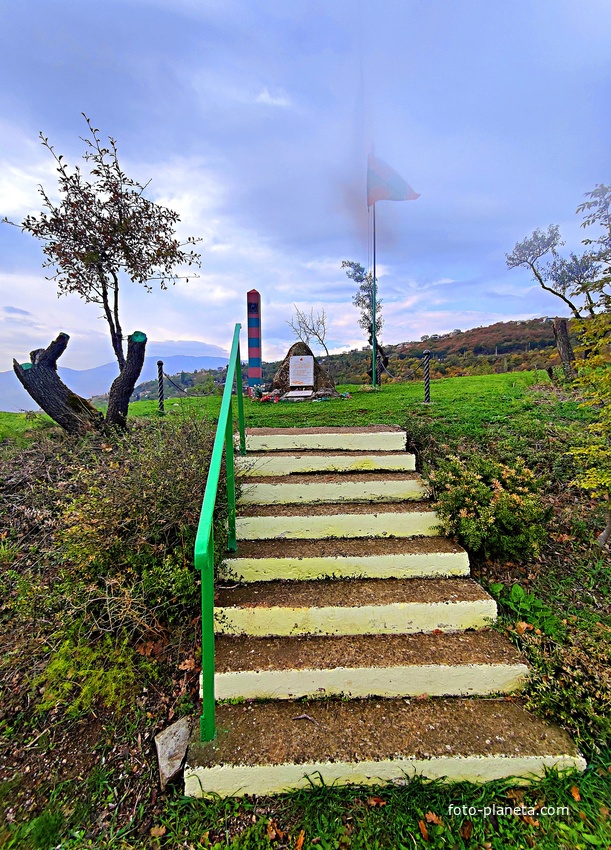 Памятник в селе Верхняя Кутузовка на месте боя  3-4 ноября 1941 г. бойцов 314-го отдельного батальона связи пограничных войск НКВД с фашистами.