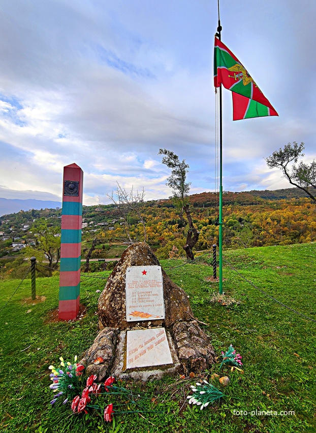 Памятник в селе Верхняя Кутузовка на месте боя  3-4 ноября 1941 г. бойцов 314-го отдельного батальона связи пограничных войск НКВД с фашистами.