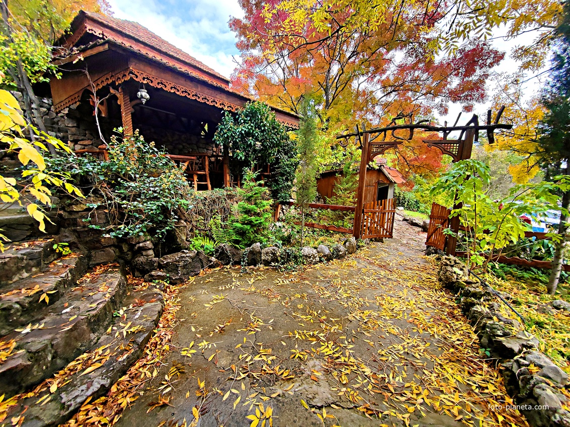 На территории кафе «Крымский дворик Улу-узень» недалеко от водопада Джур-Джур.