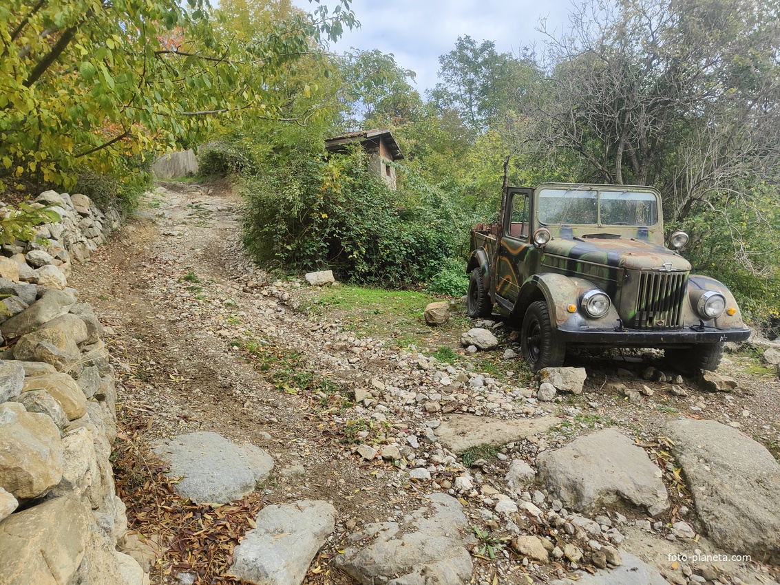 На территории кафе «Крымский дворик Улу-узень» недалеко от водопада Джур-Джур.