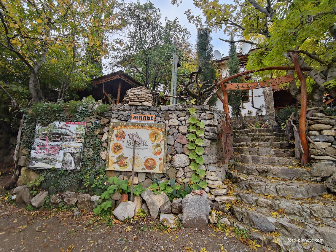 На территории кафе «Крымский дворик Улу-узень» недалеко от водопада Джур-Джур.