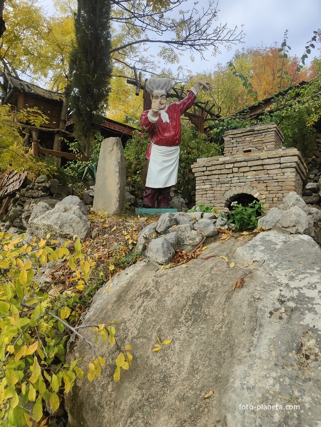 На территории кафе «Крымский дворик Улу-узень» недалеко от водопада Джур-Джур.