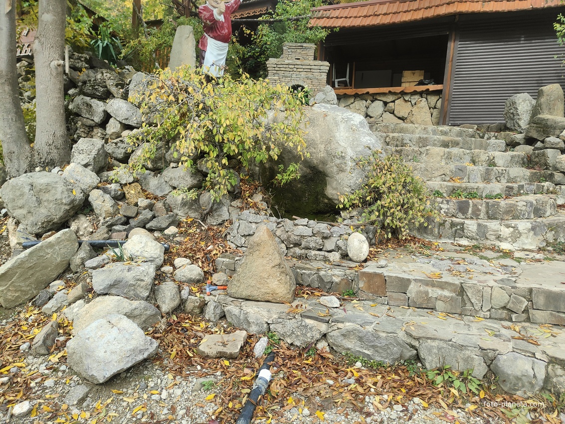 На территории кафе «Крымский дворик Улу-узень» недалеко от водопада Джур-Джур.