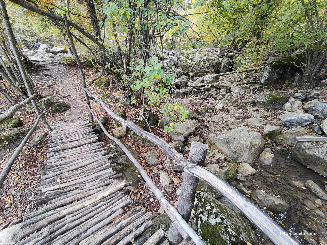 Мостик на речке Улу-узень» недалеко от водопада Джур-Джур.