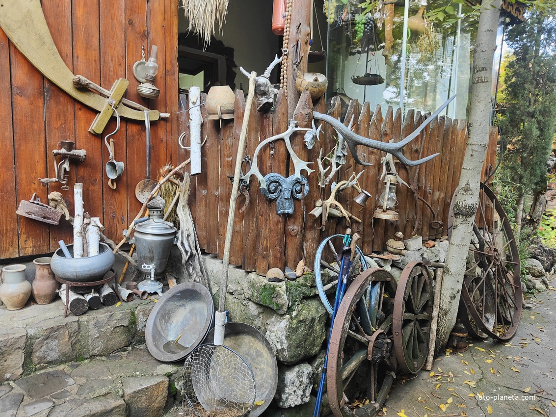 На территории кафе «Крымский дворик Улу-узень» недалеко от водопада Джур-Джур.