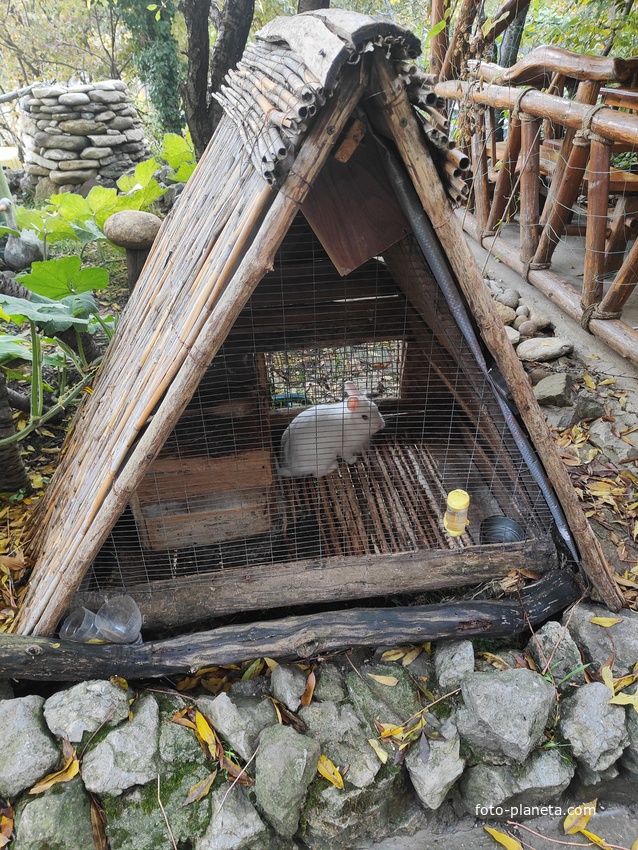 На территории кафе «Крымский дворик Улу-узень» недалеко от водопада Джур-Джур.