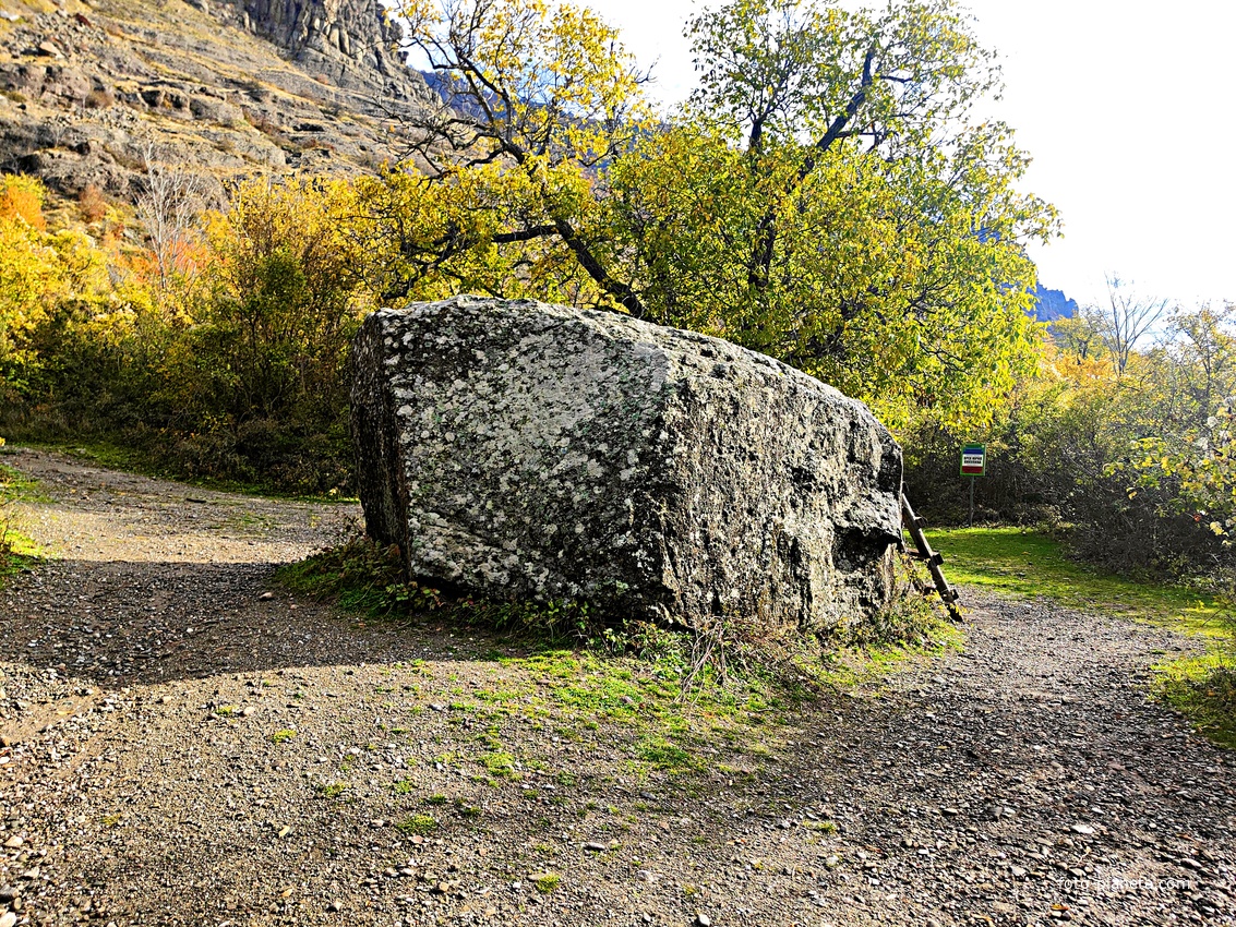 Камень в "Долине привидений" на склоне горы Демерджи из сцены к/ф "Спортлото-82", хотя на табличке у камня и многих сайтах утверждается, что это "Камень Варлей", на котором танцевала Нина в к/ф "Кавказская пленница". Но тот камень был гораздо меньше.