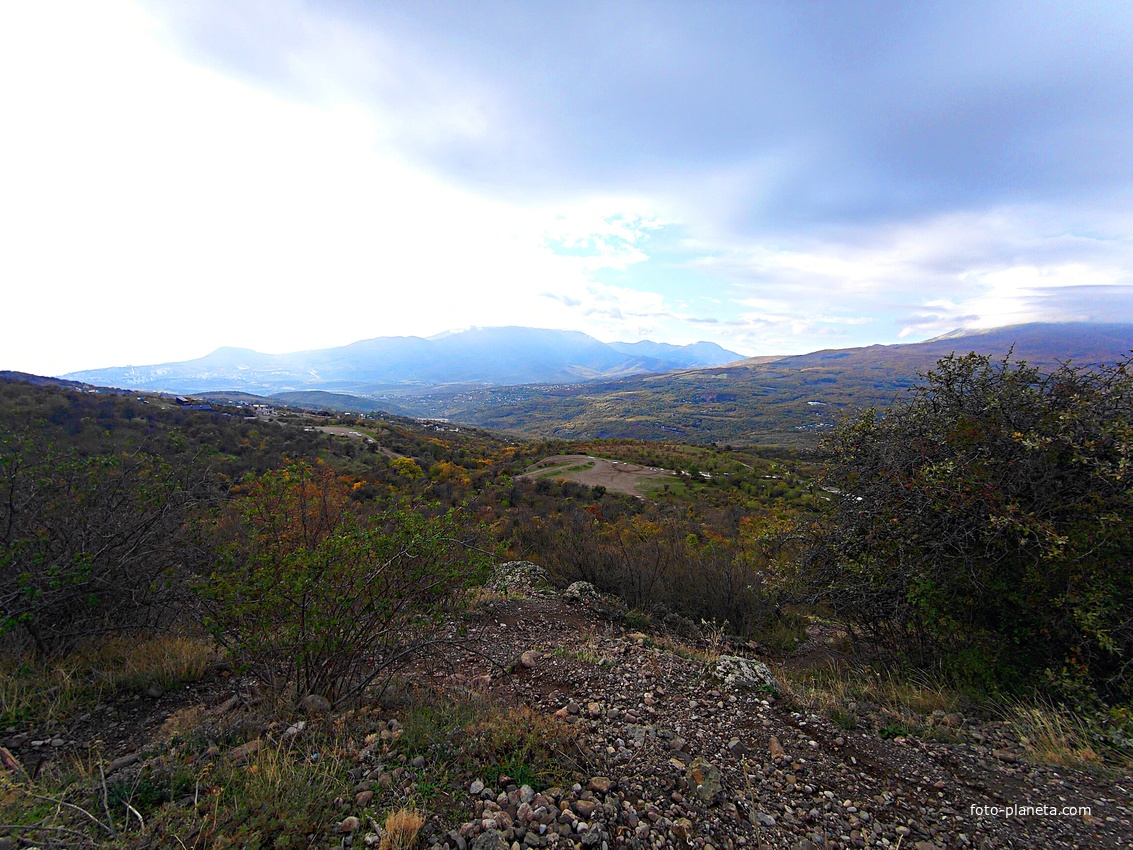 На склоне горы Южная Демерджи. Вид на окрестности сёл Лучистого и Верхней Кутузовки.
