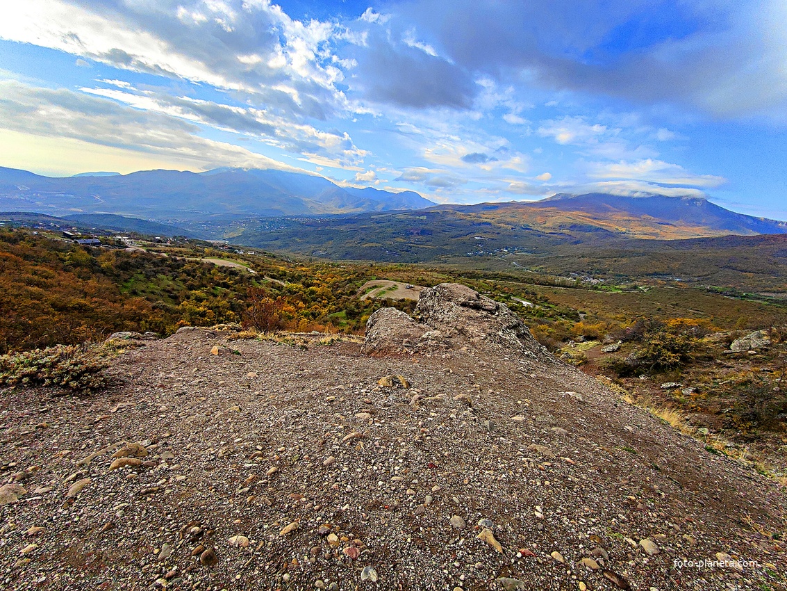 Вид с подножия Демерджи на хребет Чатыр-Даг и окрестности сёл Лучистого и Верхней Кутузовки.