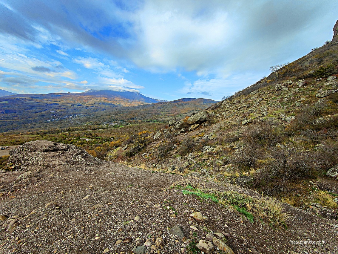 Вид со склона горы Южная Демерджи на гору Чатыр-Даг.