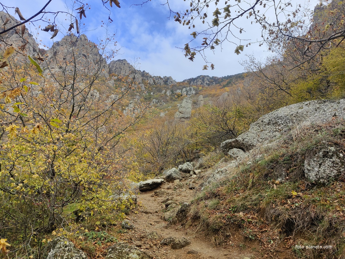 "Долина привидений" на склоне горы Южная Демерджи.