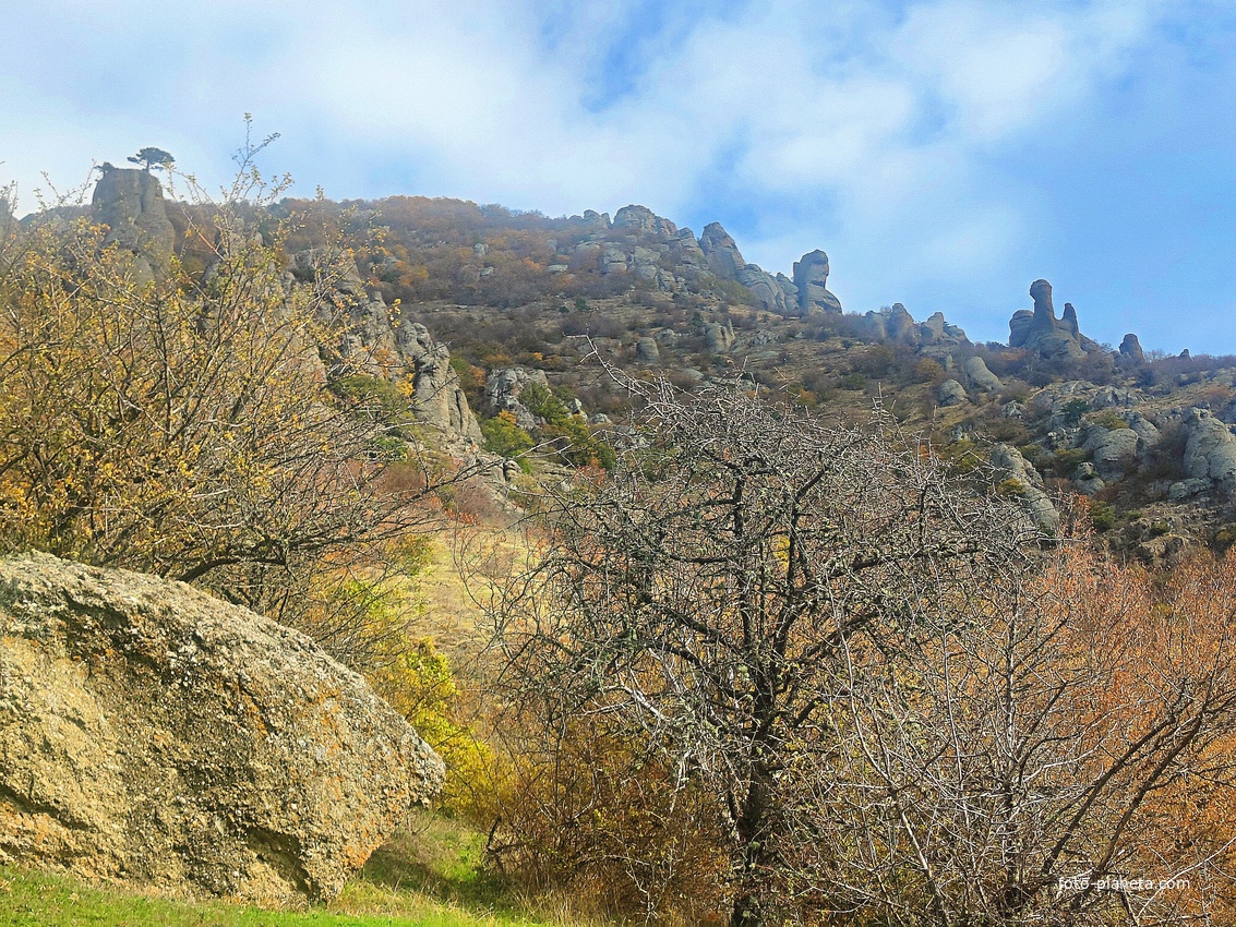 "Долина привидений" на склоне горы Южная Демерджи. Вверху, правее центра фото - каменный "профиль Екатерины II" (Хой-Кая).