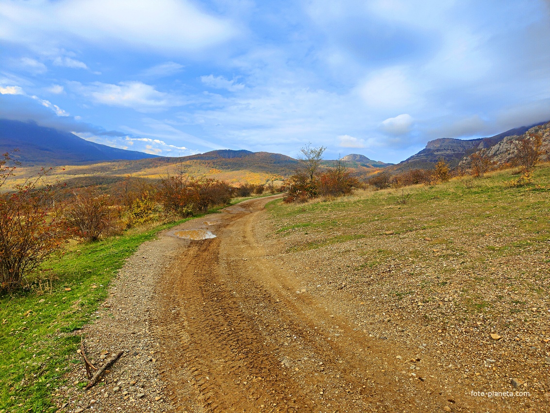 Склоны Демерджи, слева - гора Чатыр-Даг.