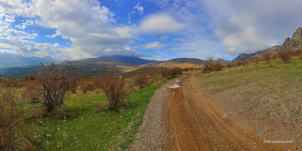 Склоны Демерджи, слева - массив Чатыр-Даг.
