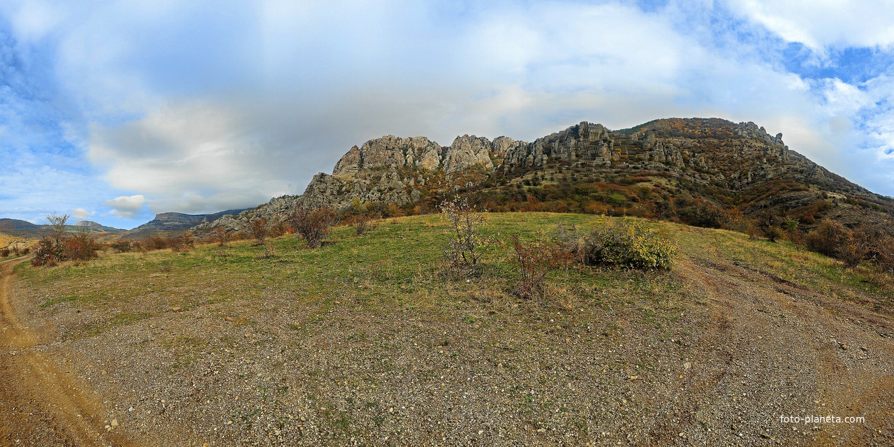 Склоны горы Демерджи, справа - "Долина привидений" на Южной Демерджи.