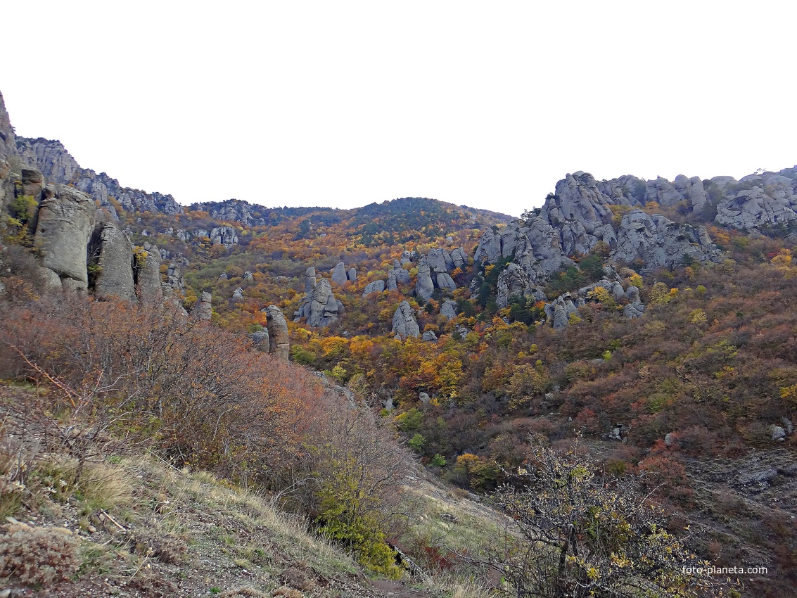 "Долина привидений" на склоне горы Южная Демерджи.
