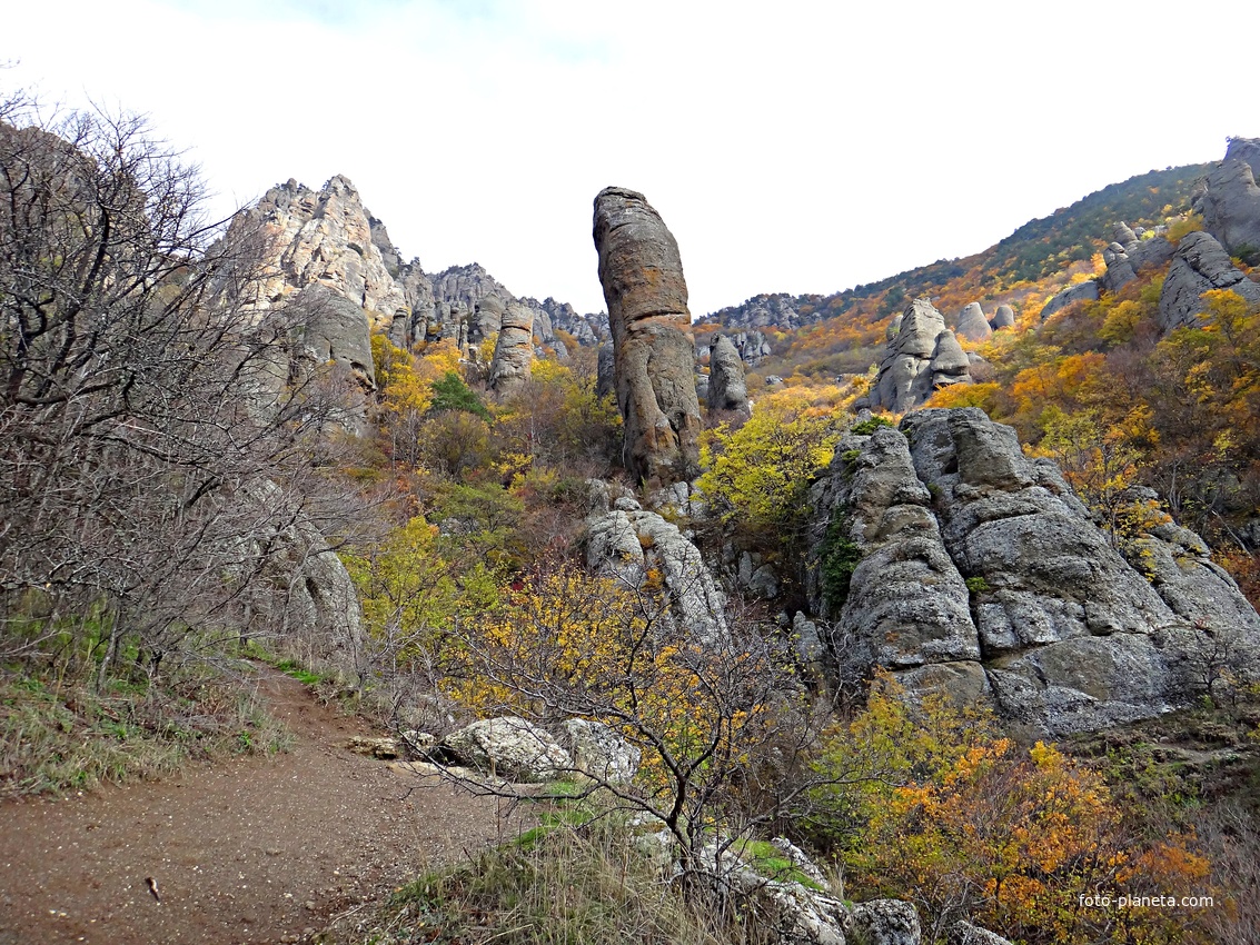 Долина привидений на склоне горы Южная Демерджи. Скала Великан в виде столба диаметром около 5 м, а высота достигает 25 м (его можно назвать ещё жандармом по типу горного рельефа).