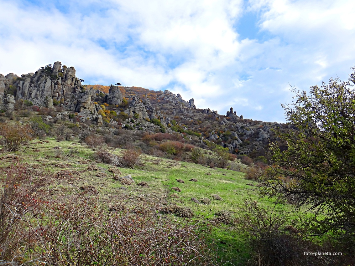 "Долина привидений" на склоне горы Южная Демерджи.