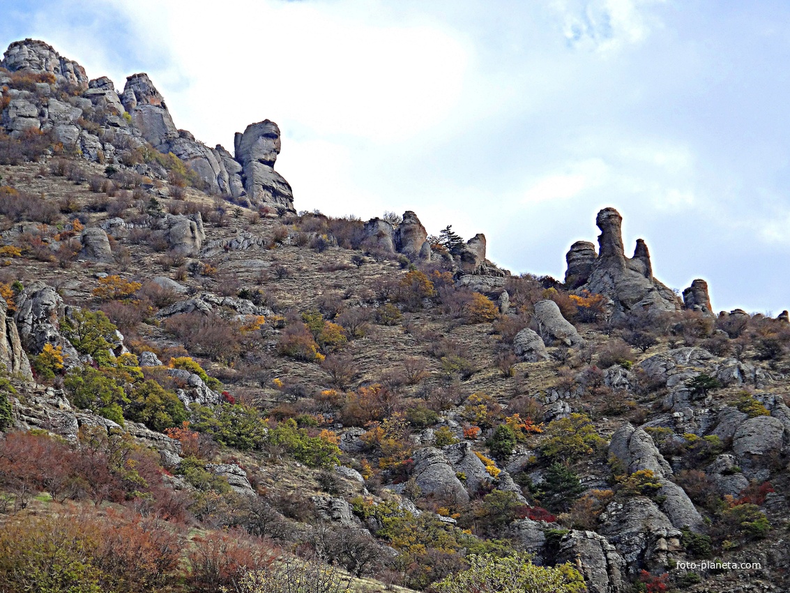 "Долина привидений" на склоне горы Южная Демерджи. Вверху, левее центра фото - каменный "профиль Екатерины II" (Хой-Кая).