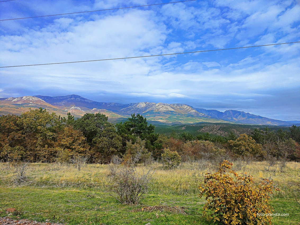Горный массив Караби-яйла вдоль дороги от Солнечногорского к Генеральскому.