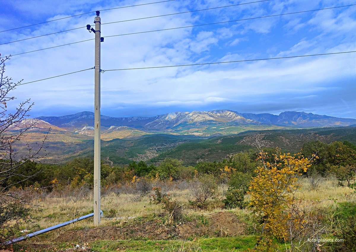 Горный массив Караби-яйла вдоль дороги от Солнечногорского к Генеральскому.