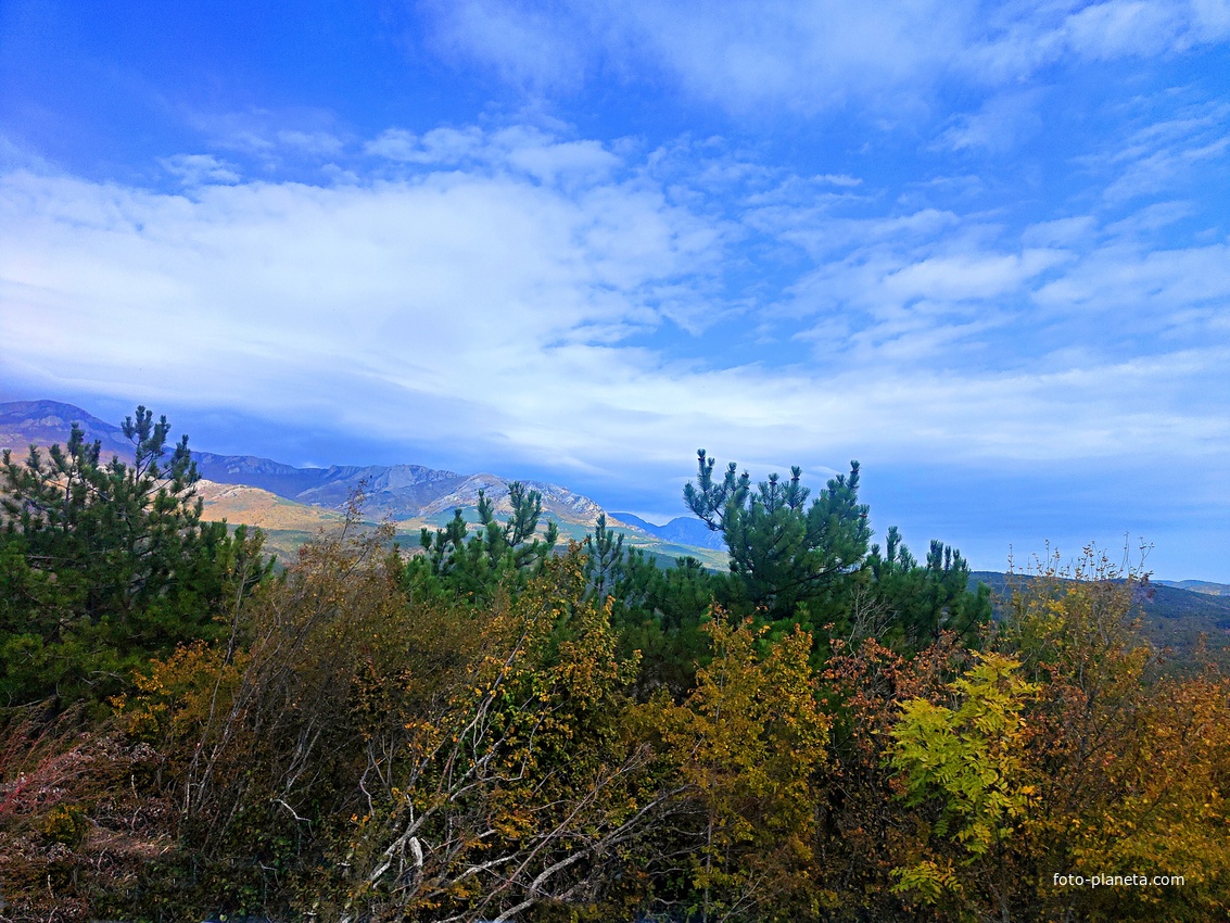 Горный массив Караби-яйла вдоль дороги от Солнечногорского к Генеральскому.