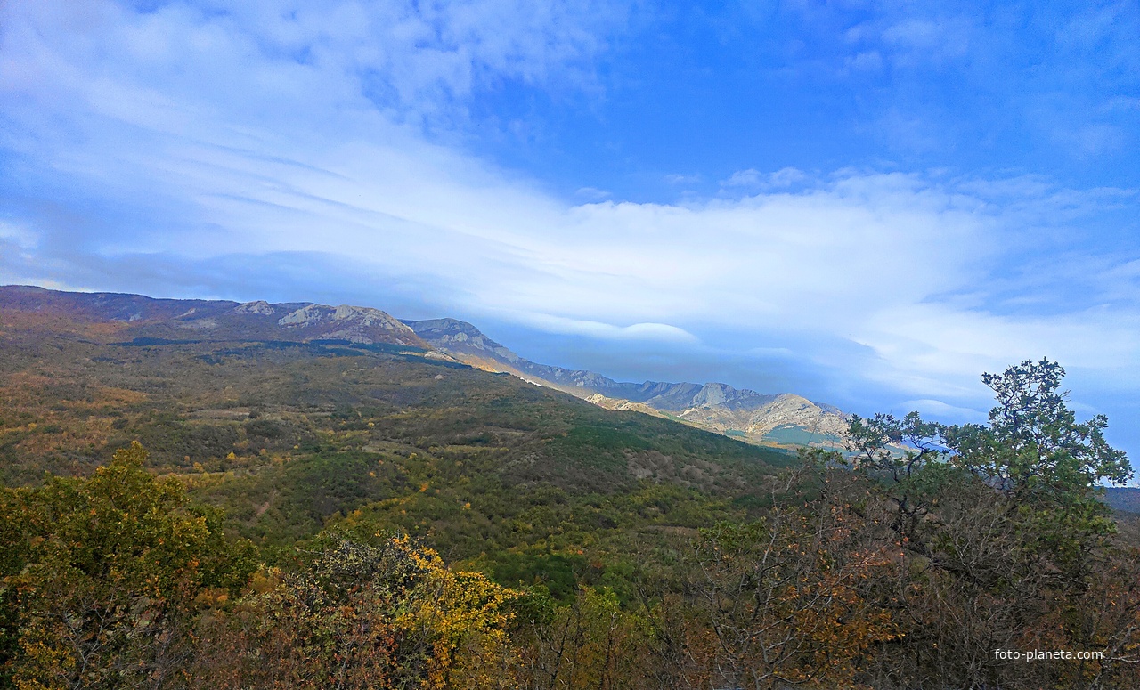 Горный массив Караби-яйла вдоль дороги от Солнечногорского к Генеральскому.