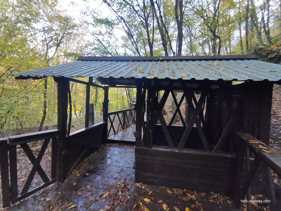 Экотропа с деревянными ступенями и перилами к водопаду Джур-Джур на реке Улу-узень по территории гос. природного гидрологического заказника регионального значения «Хапхальский».