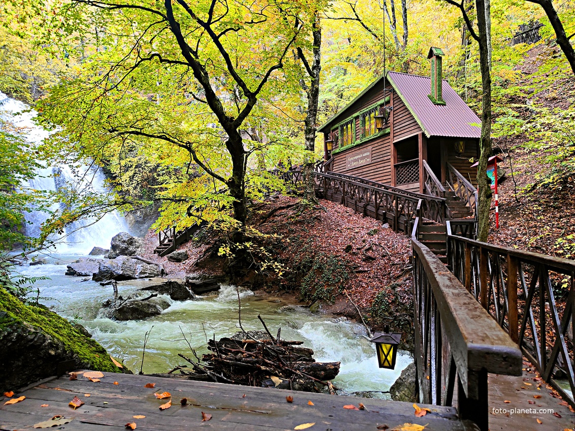 Экотропа с деревянными ступенями и перилами к водопаду Джур-Джур на реке Улу-узень по территории гос. природного гидрологического заказника регионального значения «Хапхальский». Сувенирная лавка "Джур-Джур".