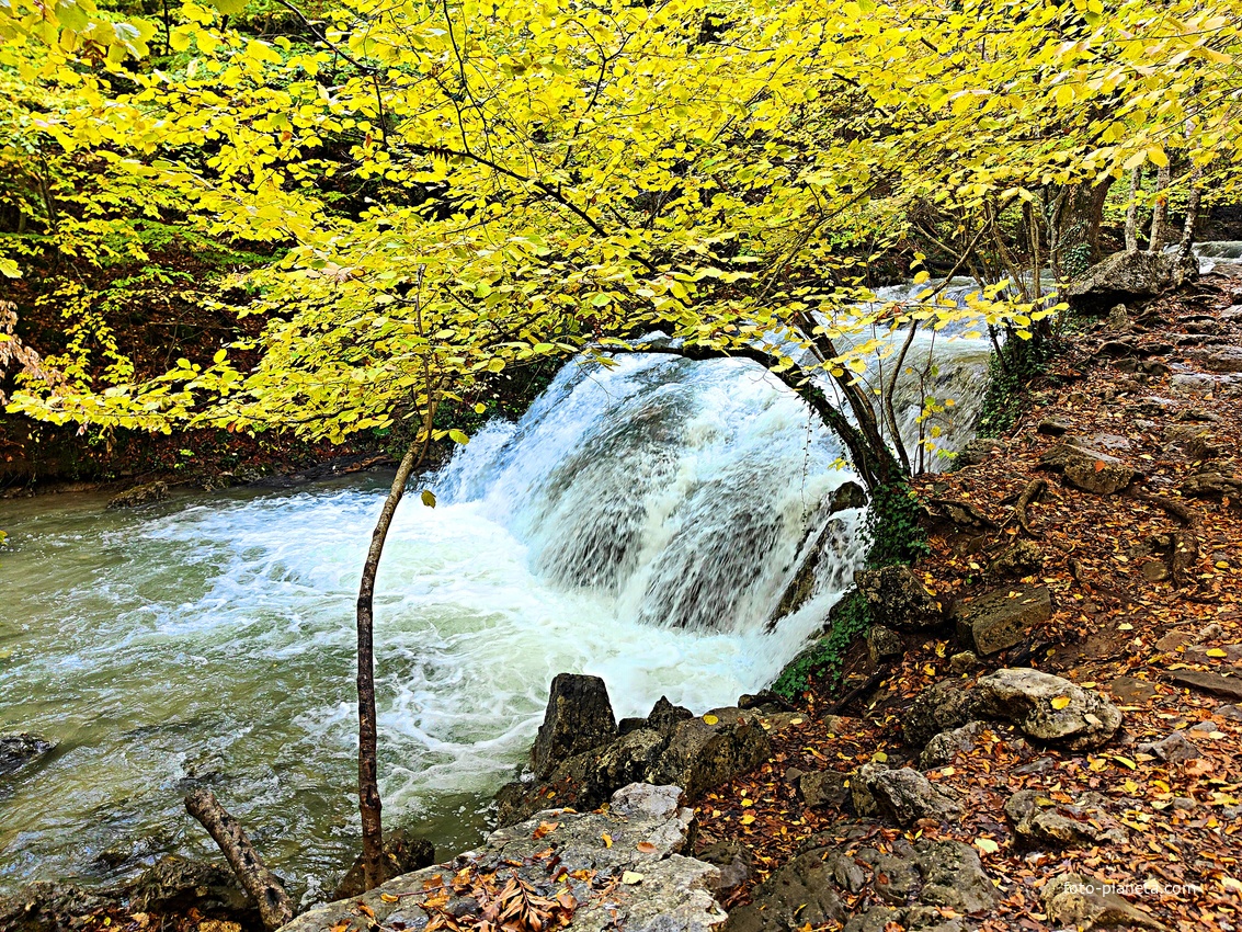 Один из верхних каскадов водопада Джур-Джур на реке Улу-узень по территории гос. природного гидрологического заказника регионального значения «Хапхальский».