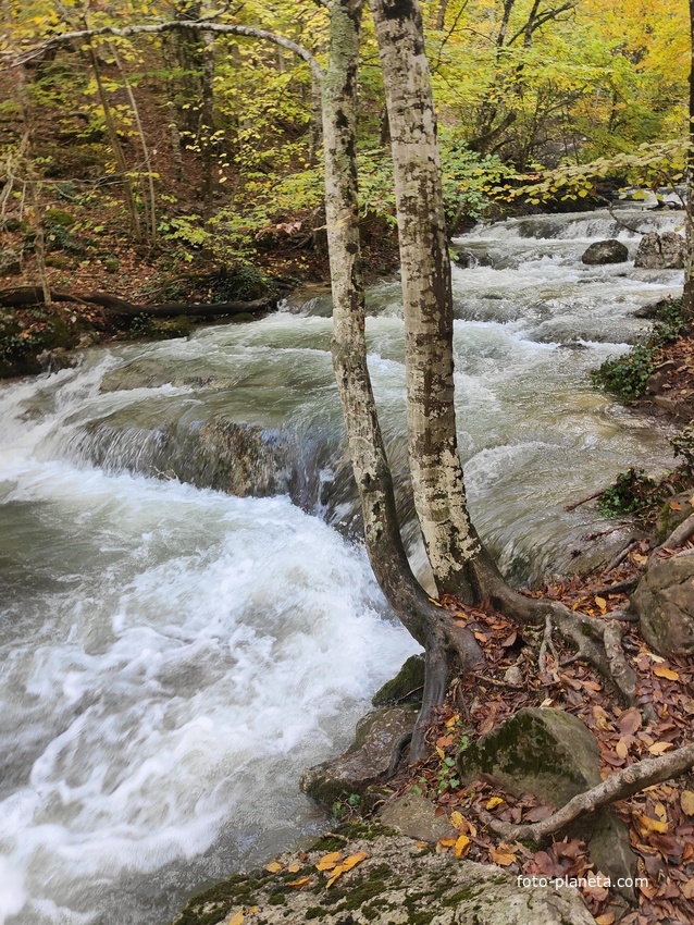 Серия из верхних каскадов водопада Джур-Джур на реке Улу-узень по территории гос. природного гидрологического заказника регионального значения «Хапхальский».