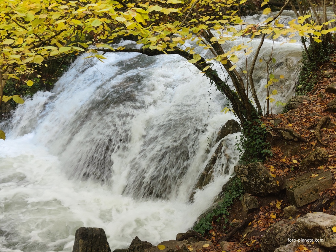 Один из верхних каскадов водопада Джур-Джур на реке Улу-узень по территории гос. природного гидрологического заказника регионального значения «Хапхальский».