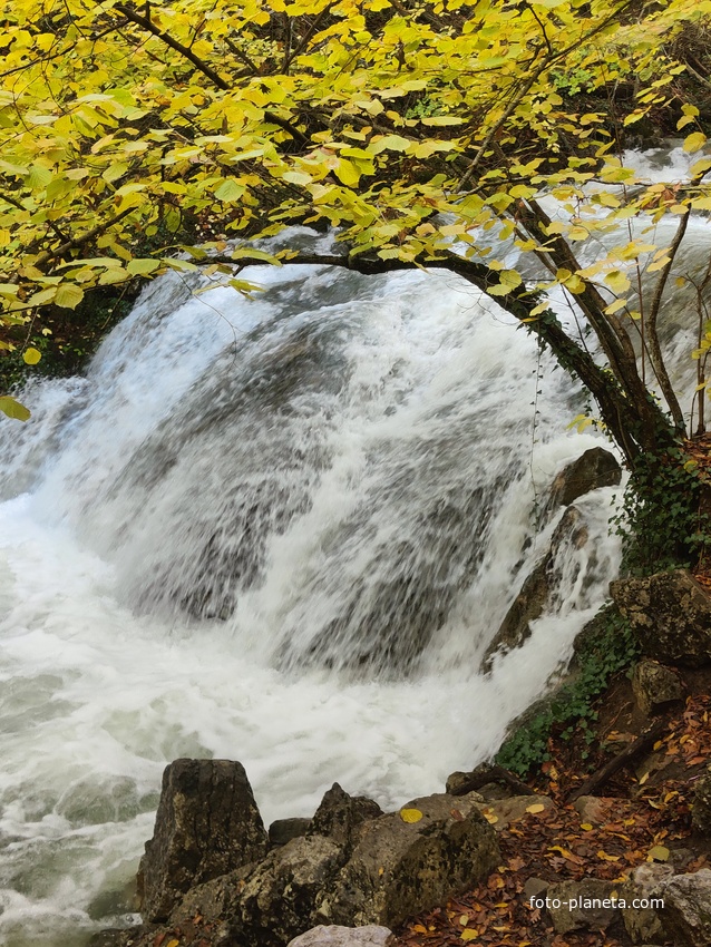 Один из верхних каскадов водопада Джур-Джур на реке Улу-узень по территории гос. природного гидрологического заказника регионального значения «Хапхальский».