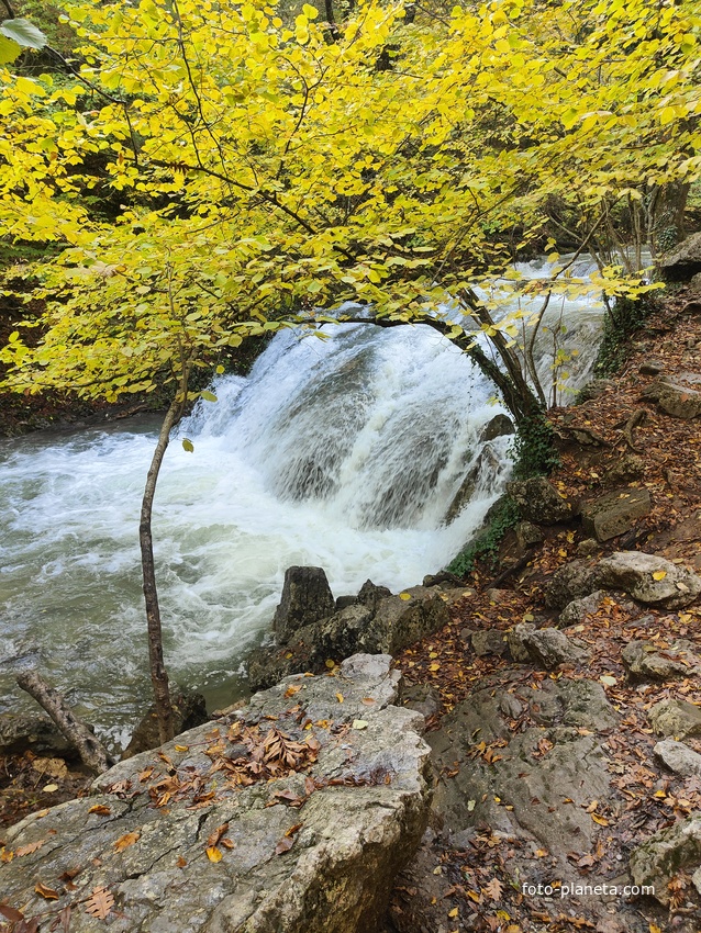 Один из верхних каскадов водопада Джур-Джур на реке Улу-узень по территории гос. природного гидрологического заказника регионального значения «Хапхальский».