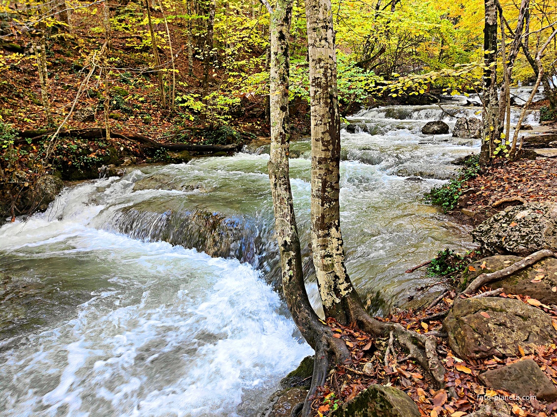 Серия из верхних каскадов водопада Джур-Джур на реке Улу-узень по территории гос. природного гидрологического заказника регионального значения «Хапхальский».