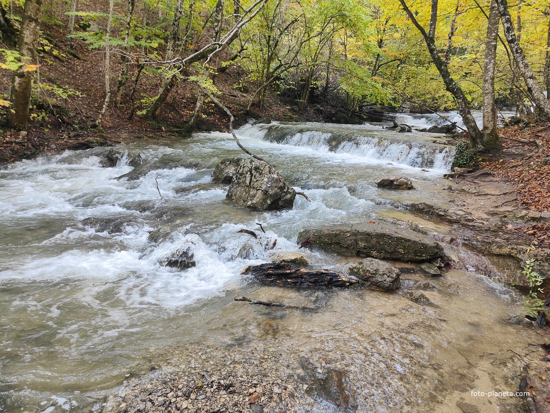 Серия из верхних каскадов водопада Джур-Джур на реке Улу-узень по территории гос. природного гидрологического заказника регионального значения «Хапхальский».