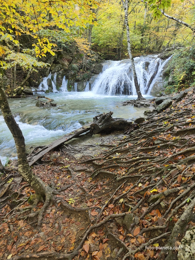 Один из верхних каскадов водопада Джур-Джур на реке Улу-узень по территории гос. природного гидрологического заказника регионального значения «Хапхальский».