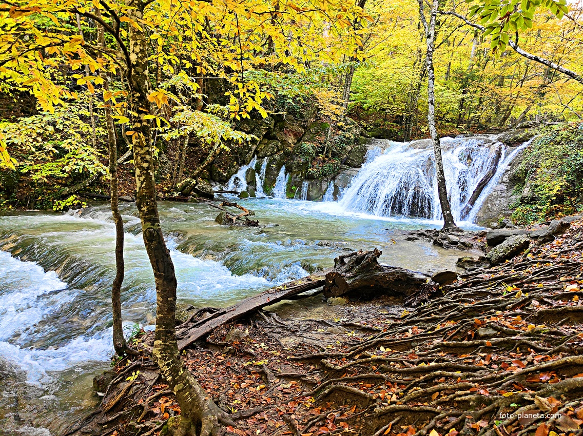 Серия из верхних каскадов водопада Джур-Джур на реке Улу-узень по территории гос. природного гидрологического заказника регионального значения «Хапхальский».