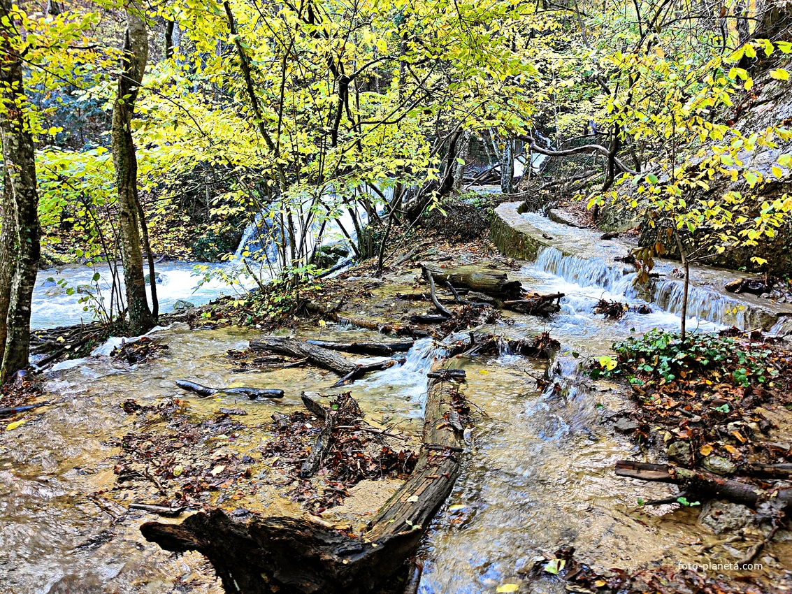 Серия из верхних каскадов водопада Джур-Джур на реке Улу-узень по территории гос. природного гидрологического заказника регионального значения «Хапхальский».