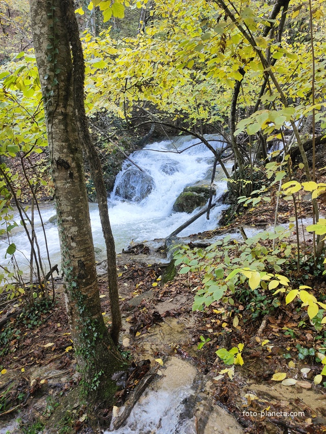 Один из верхних каскадов водопада Джур-Джур на реке Улу-узень по территории гос. природного гидрологического заказника регионального значения «Хапхальский».