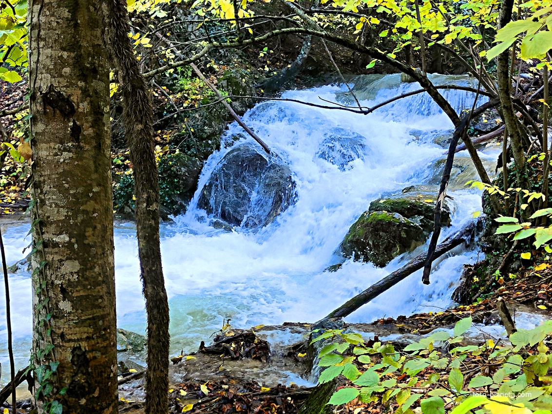 Один из верхних каскадов водопада Джур-Джур на реке Улу-узень по территории гос. природного гидрологического заказника регионального значения «Хапхальский».