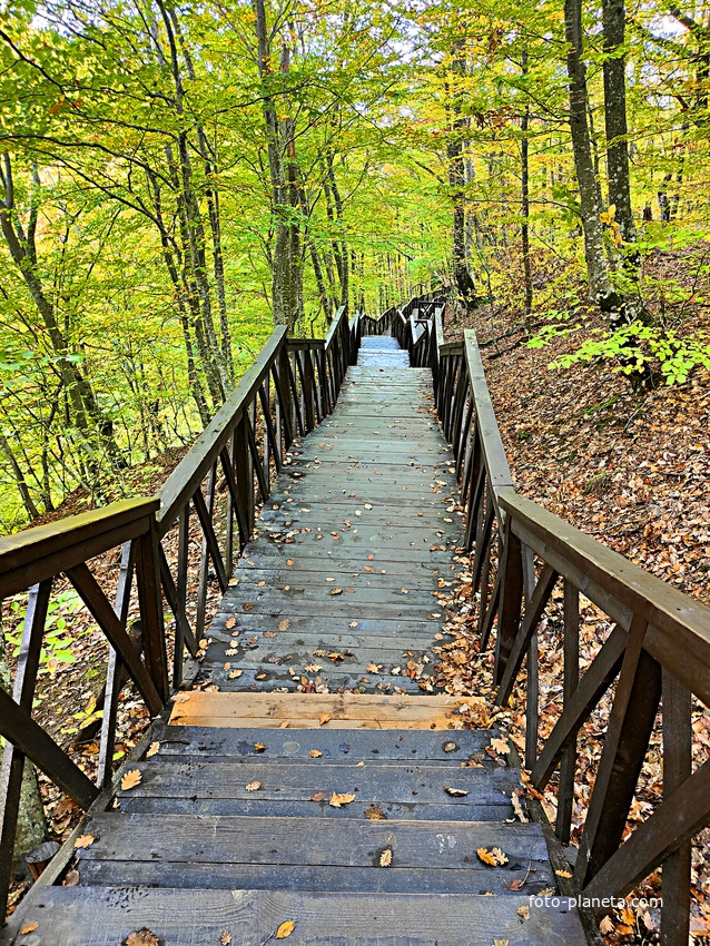 Экотропа с деревянными ступенями и перилами к водопаду Джур-Джур на реке Улу-узень по территории гос. природного гидрологического заказника регионального значения «Хапхальский».
