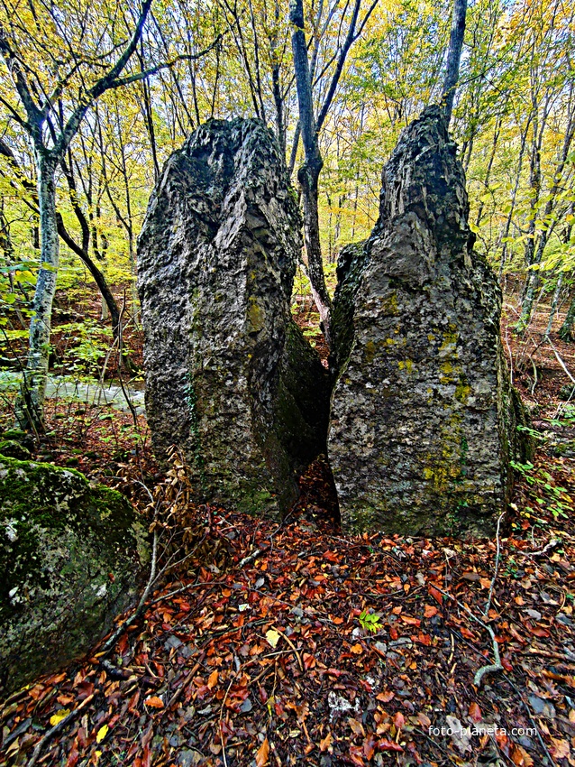 Рядом с началом экотропы к водопаду Джур-Джур на реке Улу-узень по территории гос. природного гидрологического заказника регионального значения «Хапхальский». Расколотая каменная глыба.