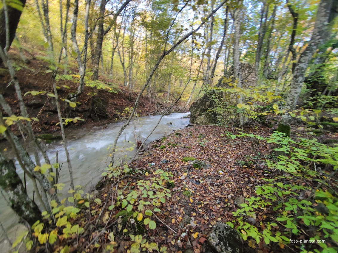 Рядом с началом экотропы к водопаду Джур-Джур на реке Улу-узень по территории гос. природного гидрологического заказника регионального значения «Хапхальский».