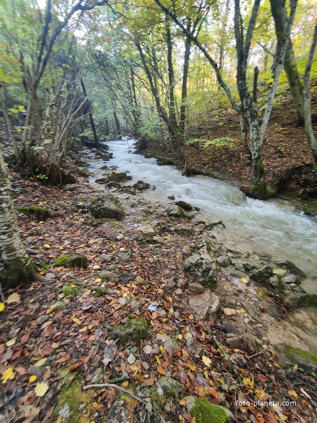 Рядом с началом экотропы к водопаду Джур-Джур на реке Улу-узень по территории гос. природного гидрологического заказника регионального значения «Хапхальский».