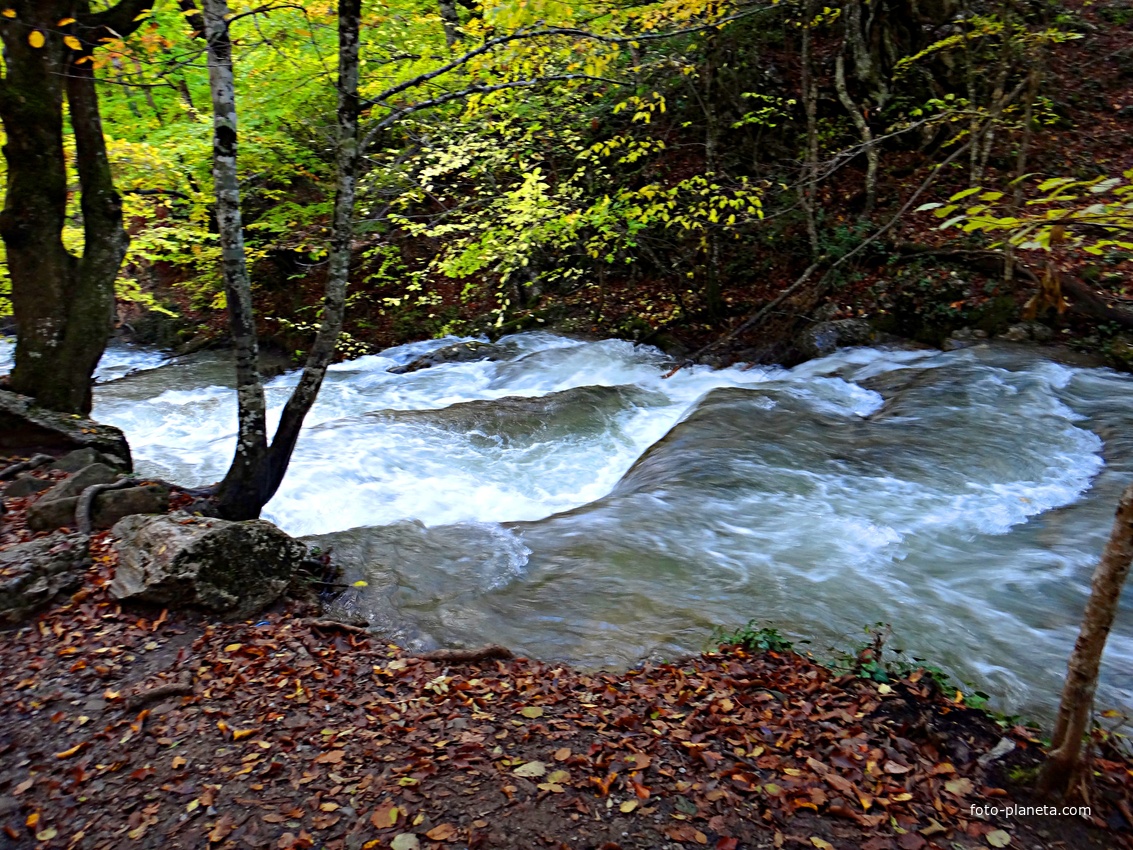 Серия из верхних каскадов водопада Джур-Джур на реке Улу-узень по территории гос. природного гидрологического заказника регионального значения «Хапхальский».