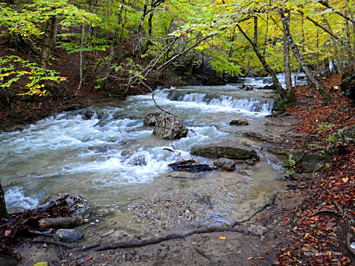 Серия из верхних каскадов водопада Джур-Джур на реке Улу-узень по территории гос. природного гидрологического заказника регионального значения «Хапхальский».